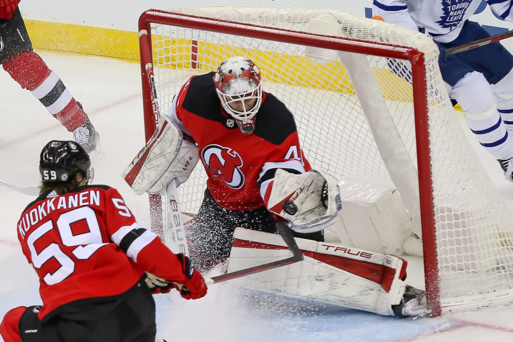  New Jersey Devils goaltender Akira Schmid (40) makes a save against Toronto Maple Leafs 